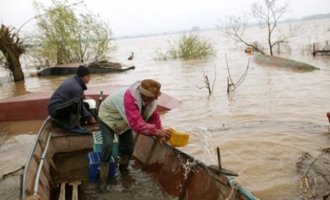 19 morţi şi 11.000 de oameni evacuaţi, în urma inundaţiilor